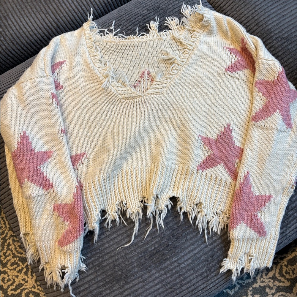 Storia Cream Knit V-Neck Sweater with Pink Star Pattern